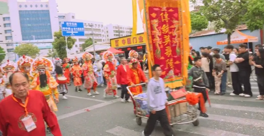 潮阳城区街面,标旗与灯笼开道,队伍与围观人群
