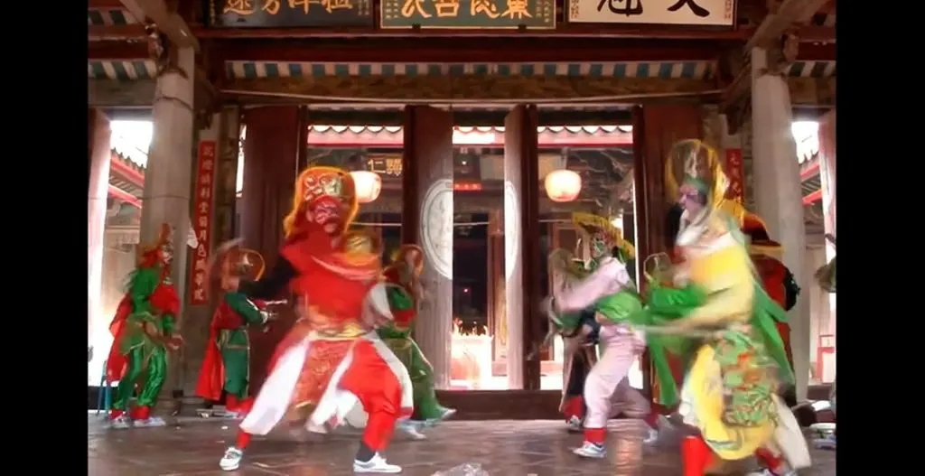 石柱与红联前，两人腾身对击，红绿两身错开