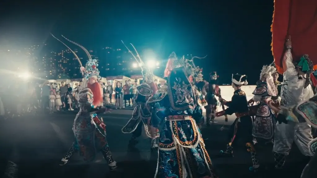 夜里正装演出,雉尾与背旗在灯下