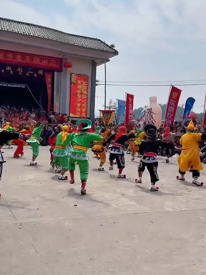 祠堂前地坪上,一队人散开起舞