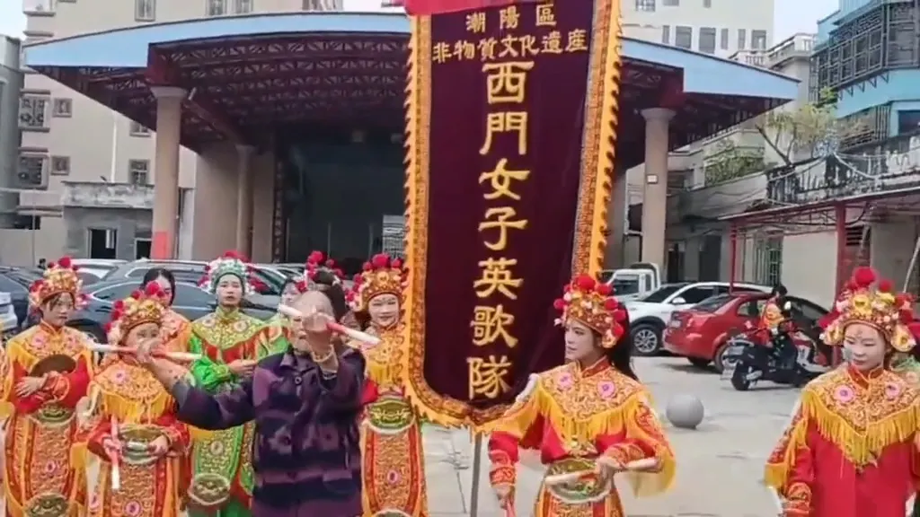 老队员举槌示范,队员执槌围看