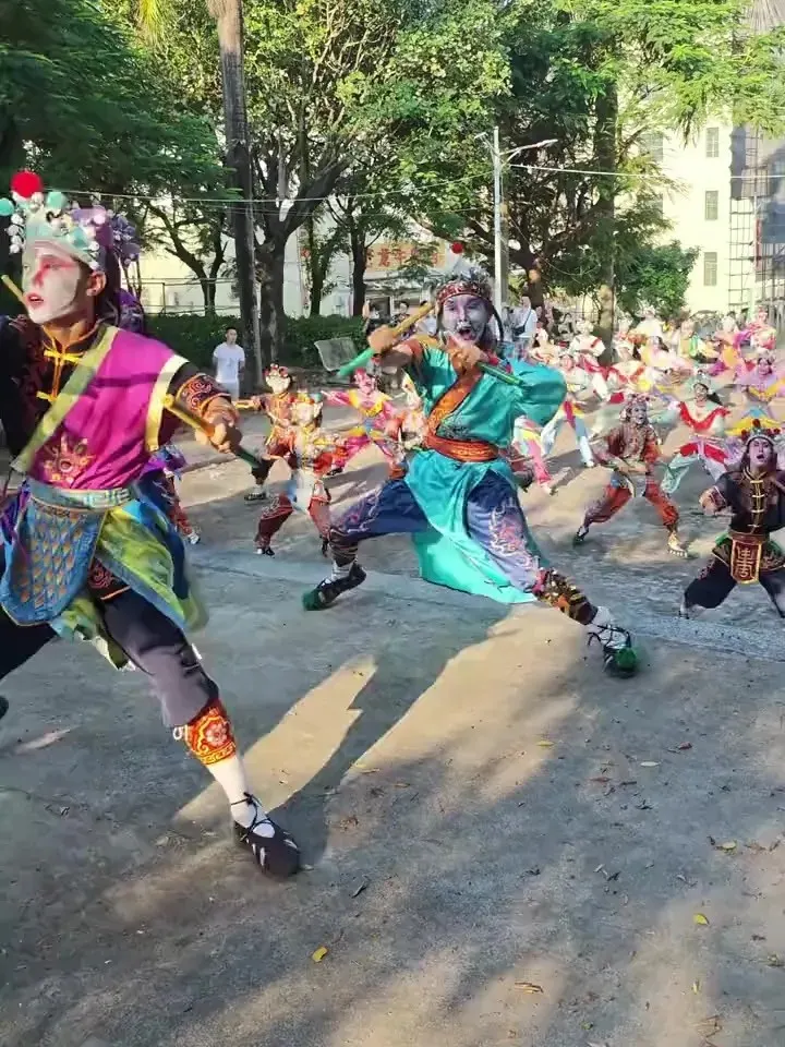 两名勾脸舞者跨步向前,身后队员成列