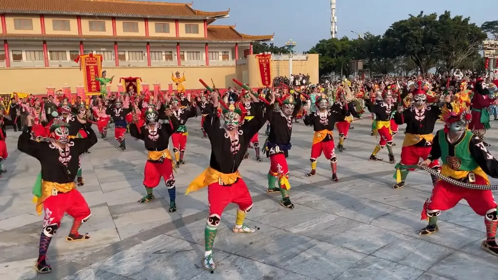 庙前广场上列队举槌，队员勾脸、绑腿