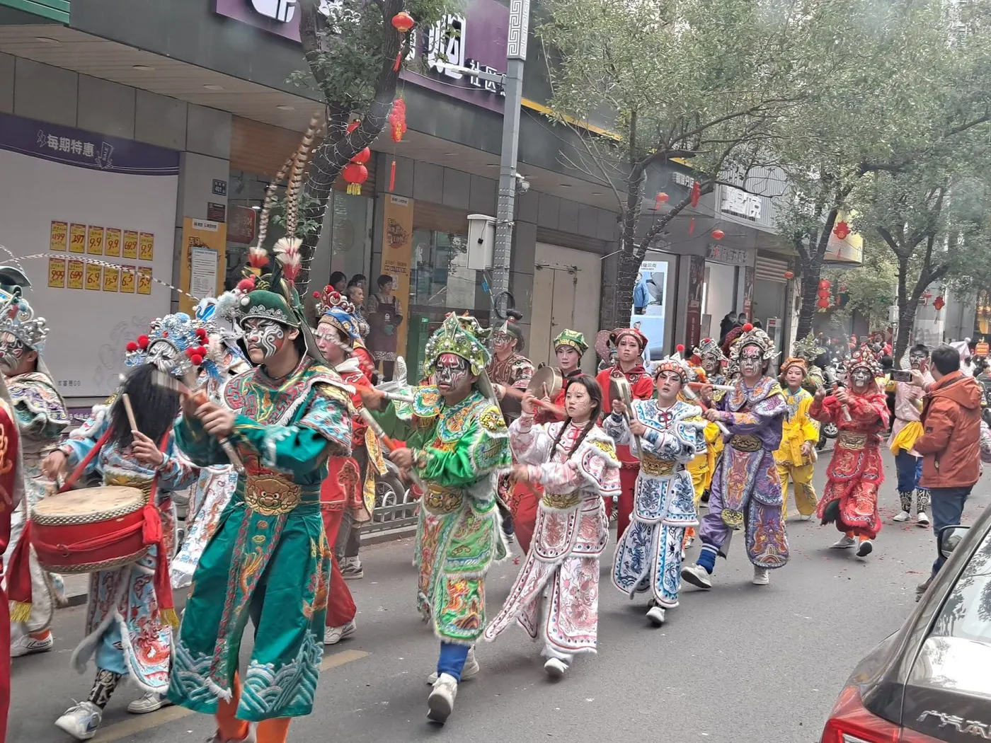 街面行进,队员勾脸、持槌、执小鼓