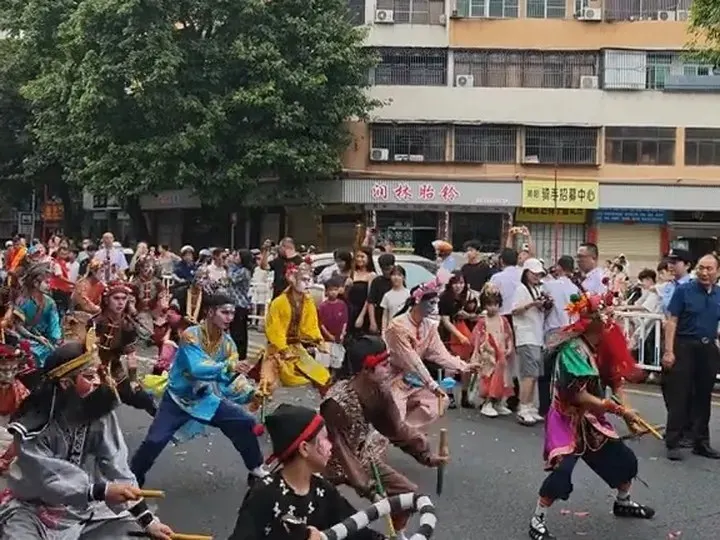 队伍在居民楼前的马路上列队
