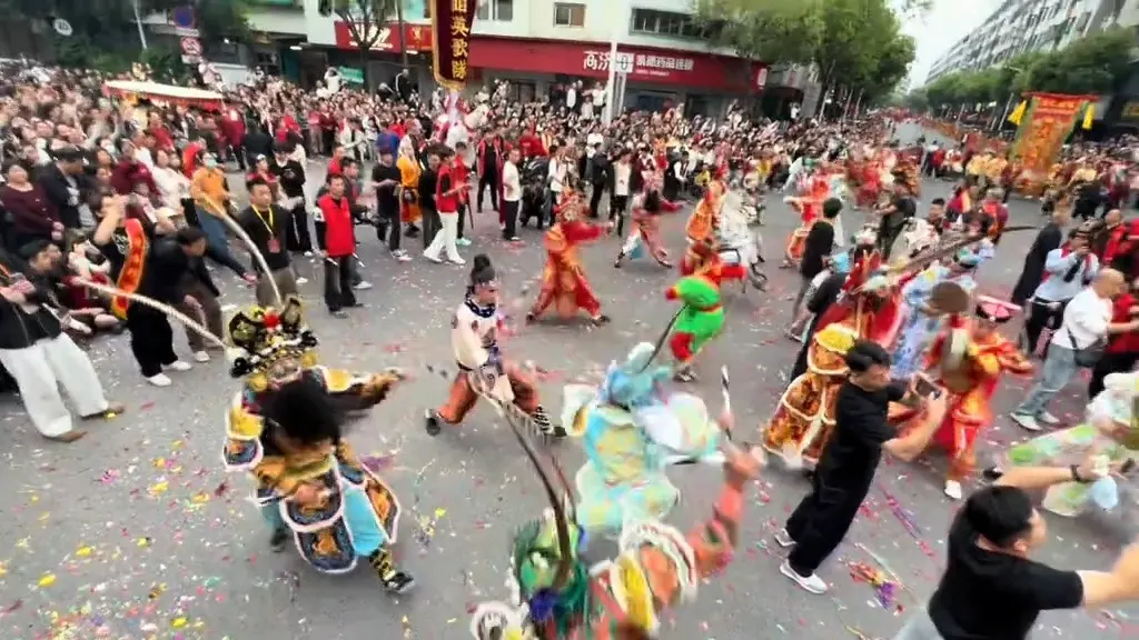 街上大队行进,地上满是彩色炮仗纸屑