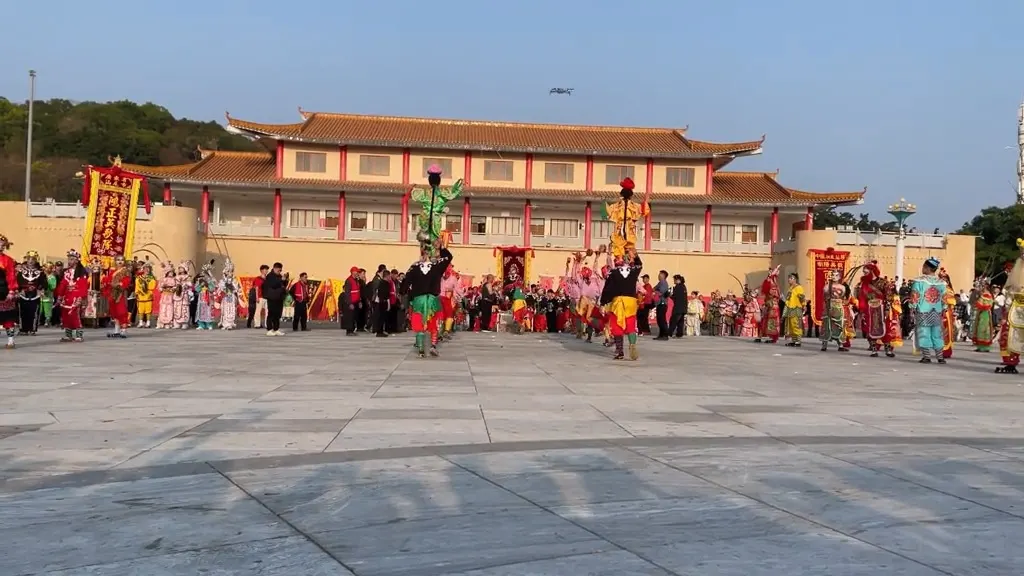 多支队伍齐集庙前广场