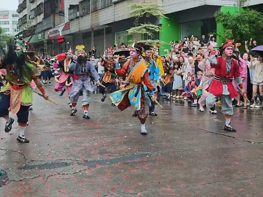 队伍走过骑楼下的街面