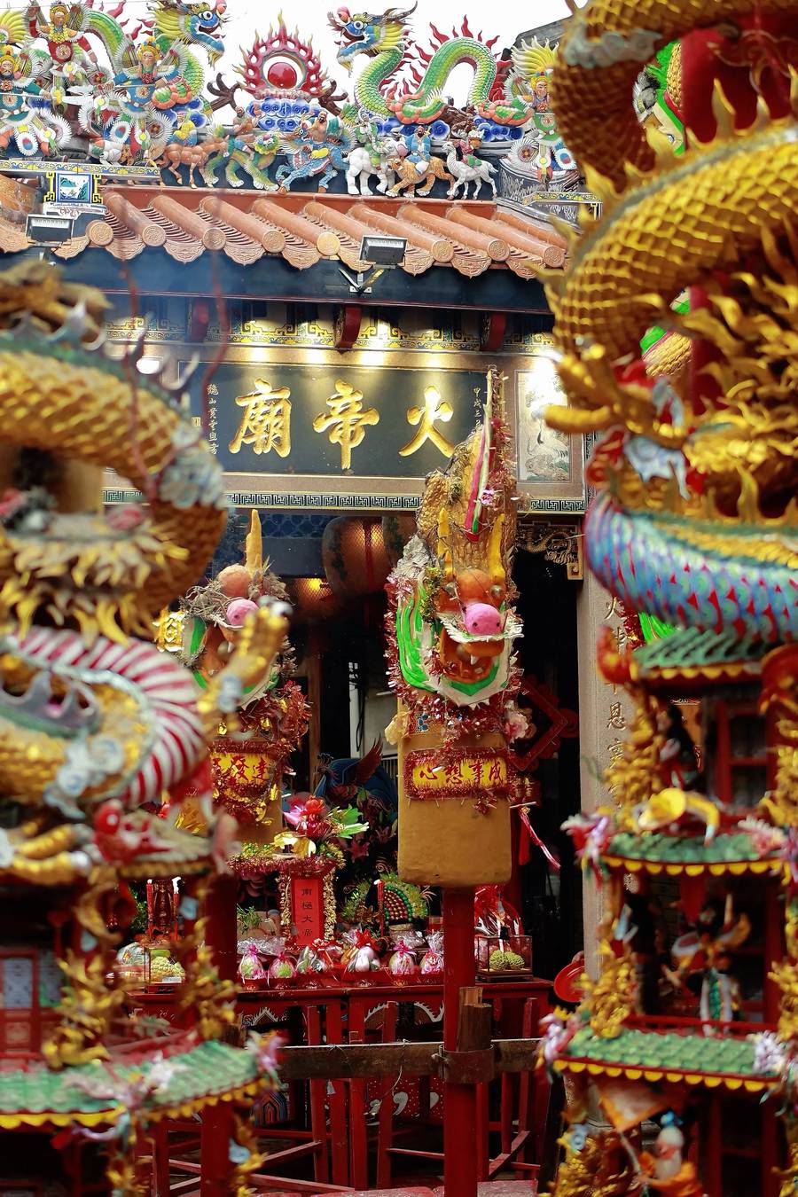 夜里的火帝庙门,龙柱与嵌瓷