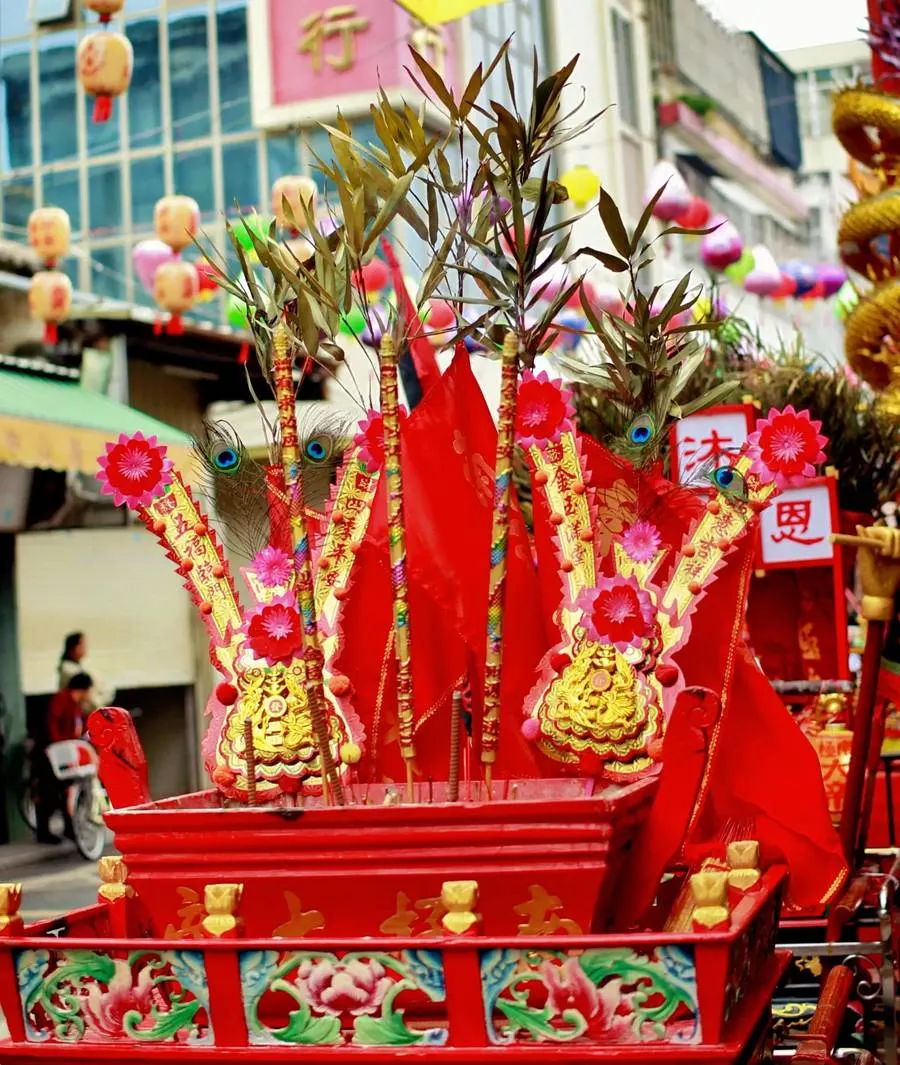 彩楣与香亭,红金配色
