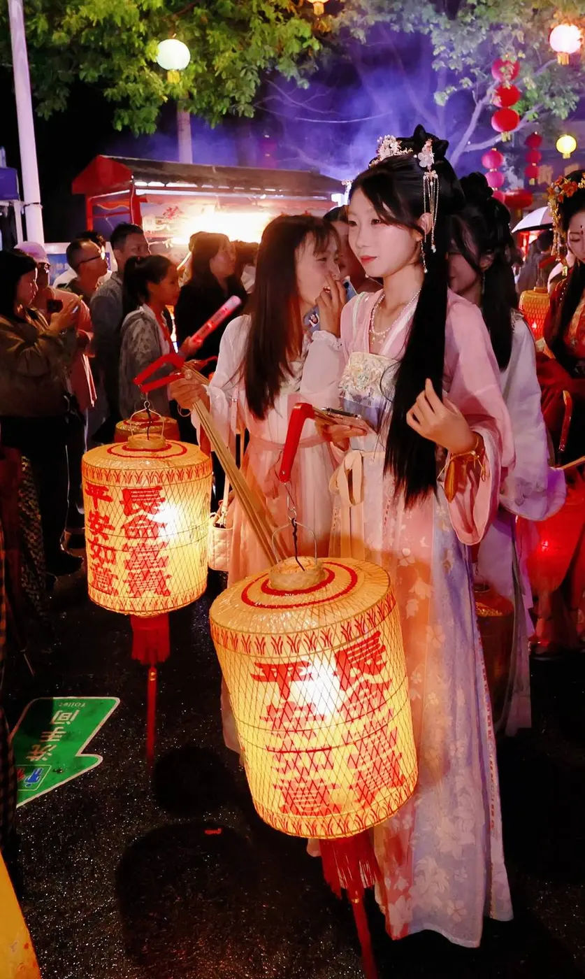 女子手提一盏写着火帝的灯笼
